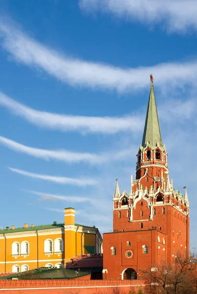 Mosca. Cremlino. Troitskaya (Trinità) Torre contro il cielo . — Foto Stock