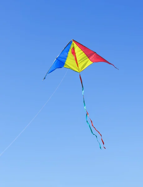 Kite tegen de blauwe hemel. symbool van dromen en geluk — Stockfoto