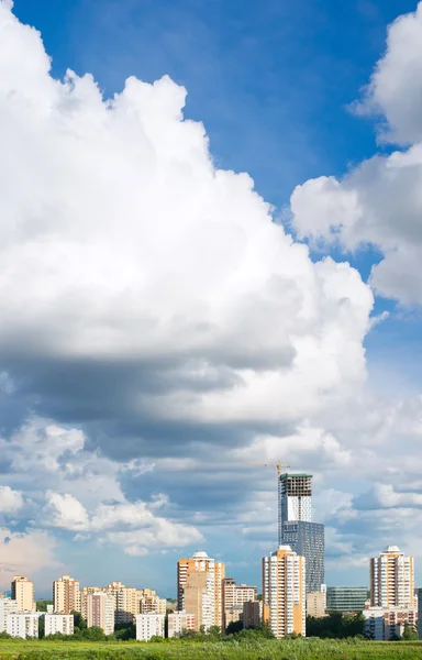 Wohnhaus gegen den Himmel. Bau des Wolkenkratzers. — Stockfoto
