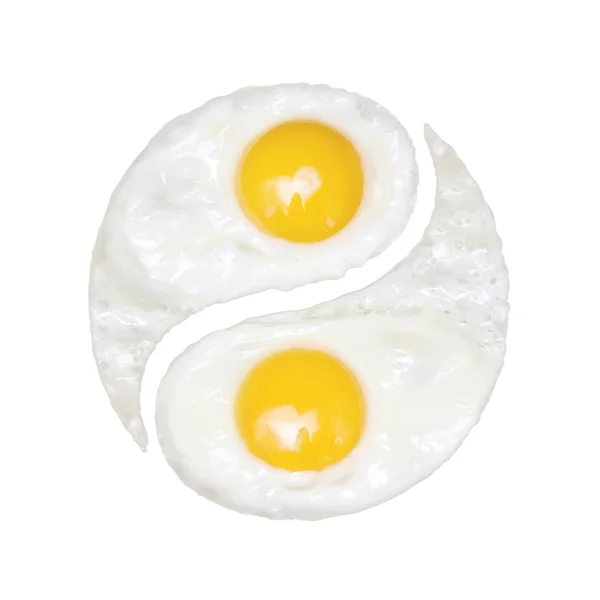 Ovos fritos na forma de yin e yang em — Fotografia de Stock