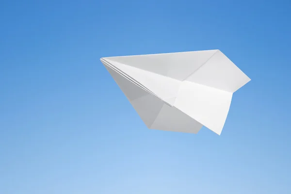 Avión de papel contra el cielo azul — Foto de Stock