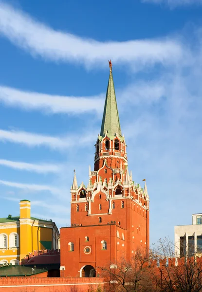 Moskou. Kreml. troitskaya (Drievuldigheid) toren tegen de hemel. — Stockfoto