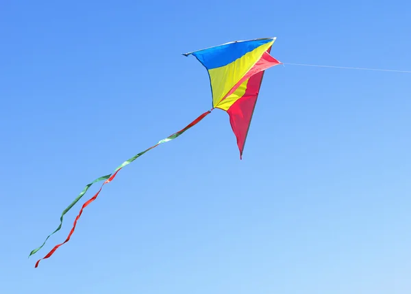 Kitesurfing mot den blå himlen. symbol för drömmar och lycka — Stockfoto