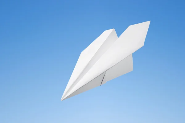 Papieren vliegtuigje tegen de blauwe hemel — Stockfoto
