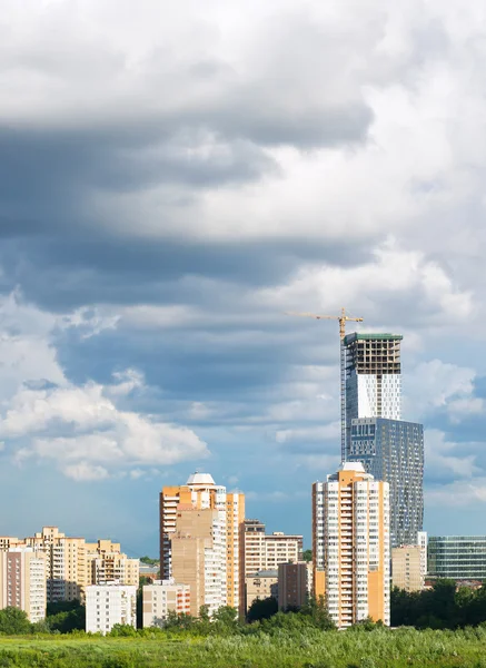 Apartamento casa contra el cielo. Construcción del rascacielos . — Foto de Stock