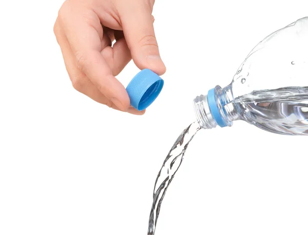 Χέρι άνοιξε ένα μπουκάλι νερό. νερό να χύσει από μπουκάλι — Φωτογραφία Αρχείου