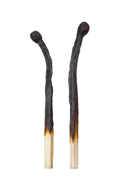 El símbolo del divorcio. Dos fósforos quemados se alejaron el uno del otro . — Foto de Stock