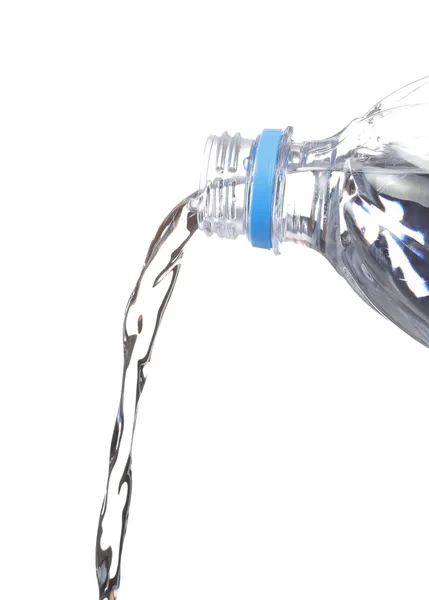 Νερό να χύσει από μπουκάλι — Φωτογραφία Αρχείου