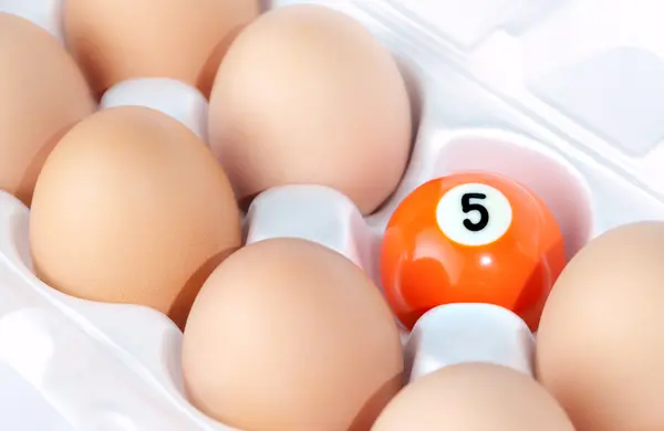 Eggs and billiards ball — Stock Photo, Image