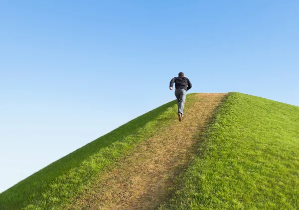Pathway up the hill against the sky. L'homme courut au sommet. Symbole — Photo