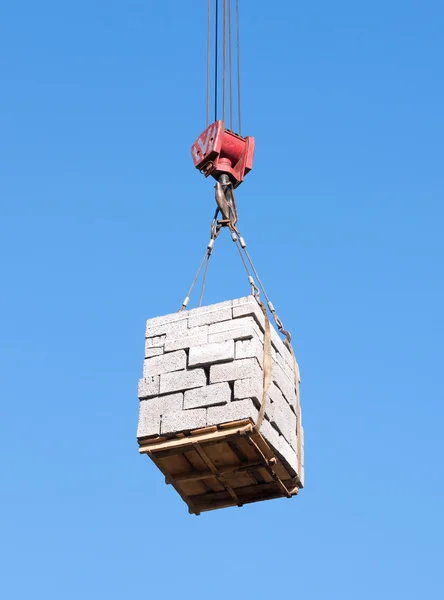 Carga levantándose contra el cielo azul — Foto de Stock