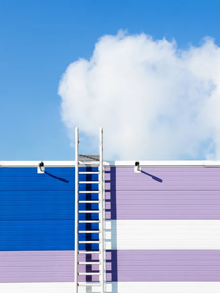 Nuage dans le ciel bleu et échelle sur un mur — Photo