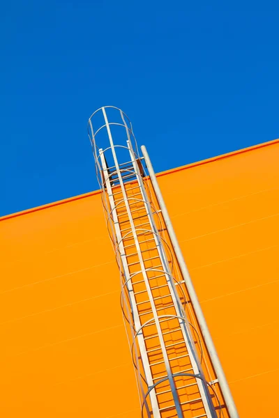 Escadaria para o céu. Fragmento da arquitetura industrial. Abstrac. — Fotografia de Stock