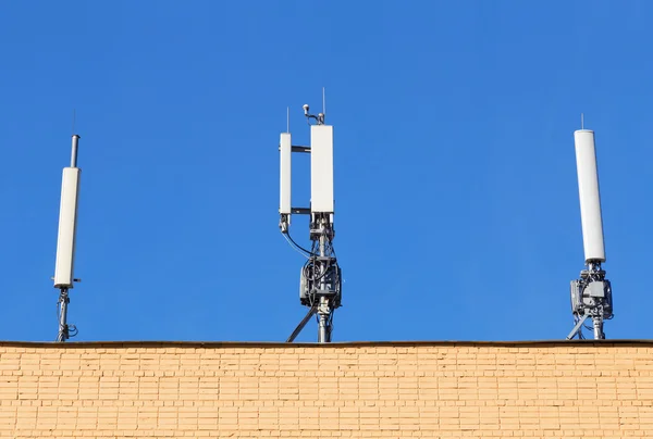 建物の屋根にアンテナ携帯電話通信 — ストック写真