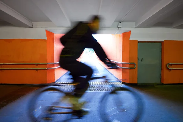 Radfahrer fährt durch die Unterführung — Stockfoto