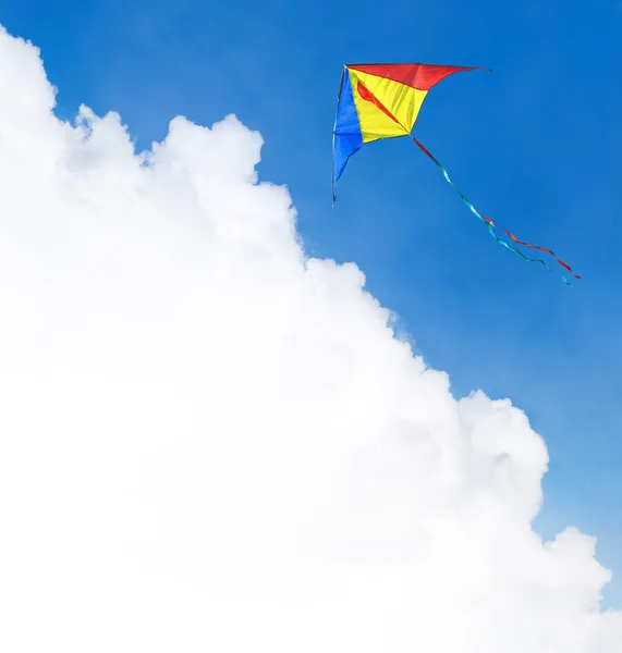 Cometa volando en el cielo. Plantilla con un campo de texto . —  Fotos de Stock