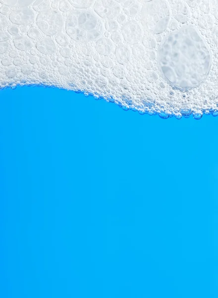 Мыльная пена на воде — стоковое фото
