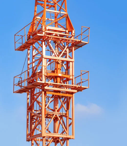 Frammento moderna costruzione industriale contro il cielo blu — Foto Stock