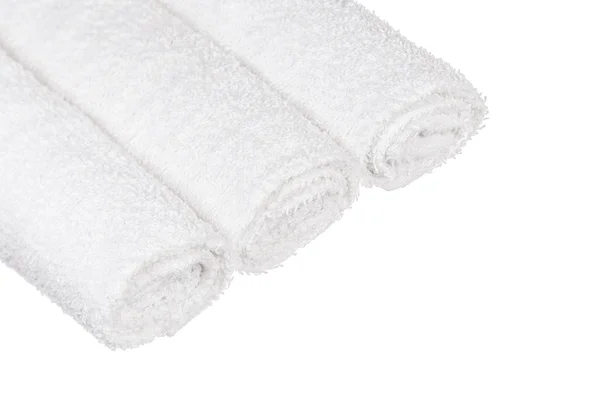 Свернутые полотенца на белом фоне — стоковое фото