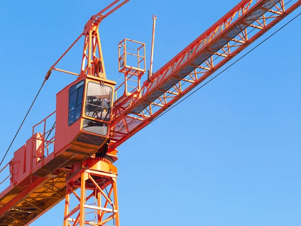 Hoisting crane. Fragment against the blue sky. — Stock Photo, Image