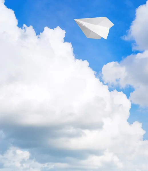 Papierflugzeug fliegt in den Himmel — Stockfoto