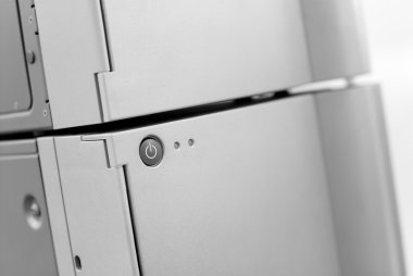 bir bilgisayar veya sunucu ile Başlat düğmesini