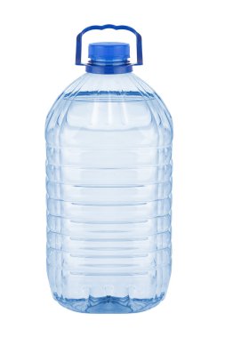 beyaz zemin üzerine su ile büyük plastik şişe