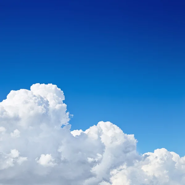 Cielo azul con nube — Foto de Stock