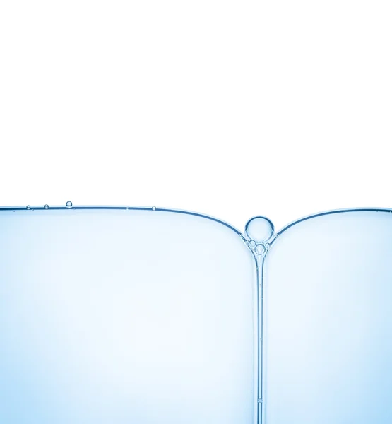 Blasen bildeten auf der Wasseroberfläche ein kompliziertes Muster — Stockfoto