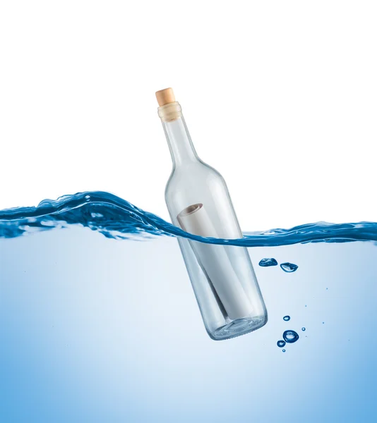 Flasche mit einem Buchstaben im Wasser auf weißem Hintergrund — Stockfoto