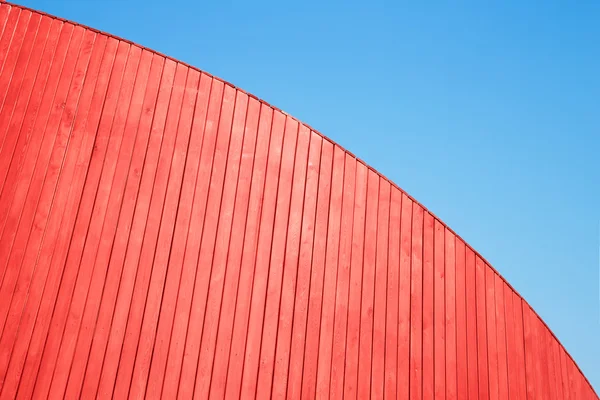 Pared de tablones de madera roja y cielo azul. Fondo abstracto — Foto de Stock