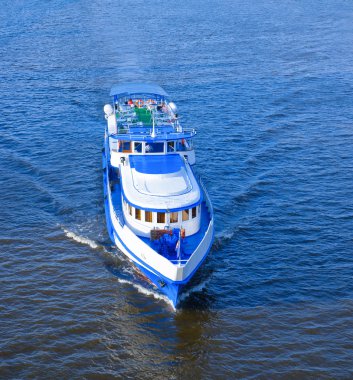 nehir veya deniz gemi yüzer