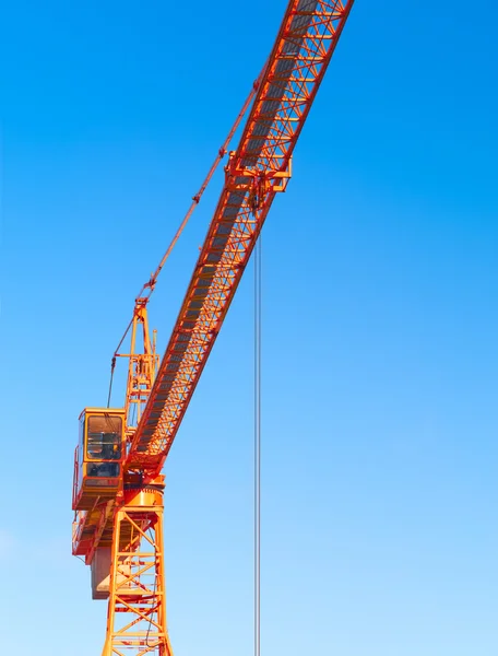 Hissa crane. fragment mot den blå himlen. — Stockfoto