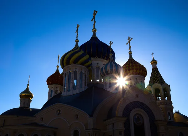 Kościół prawosławny przeciw błękitne niebo z rozbłysk słoneczny — Zdjęcie stockowe