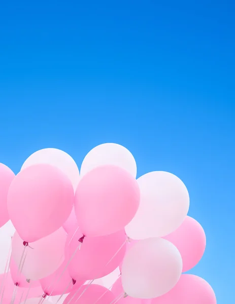 Feestelijke ballonnen tegen de blauwe hemel — Stockfoto