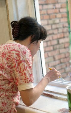 genç kadın boya ahşap pencere