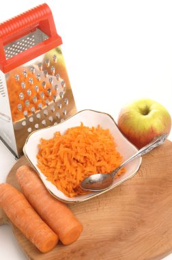 beyaz zemin üzerinde bir fincan rendelenmiş havuç