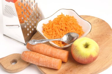 beyaz zemin üzerinde bir fincan rendelenmiş havuç