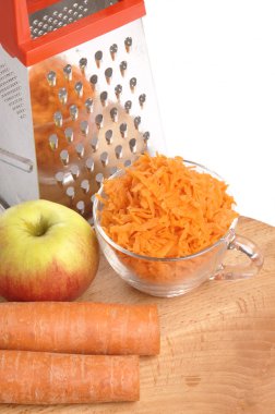 beyaz zemin üzerinde bir fincan rendelenmiş havuç