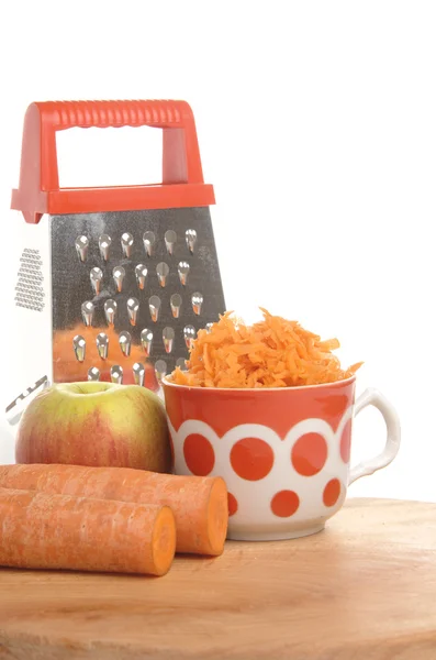 Zanahorias ralladas en una taza sobre un fondo blanco — Foto de Stock