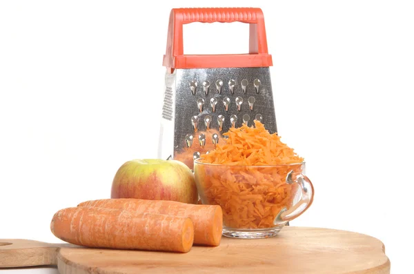 Zanahorias ralladas en una taza sobre un fondo blanco —  Fotos de Stock