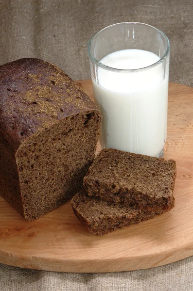 Pan de centeno y una taza de leche —  Fotos de Stock