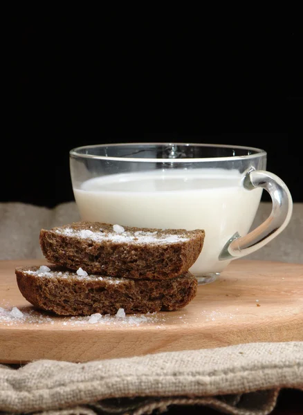 Pan de centeno y una taza de leche —  Fotos de Stock