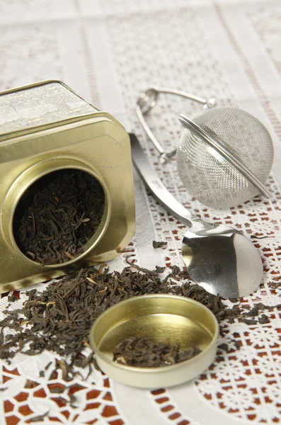 Té negro orgánico en lata de metal — Foto de Stock