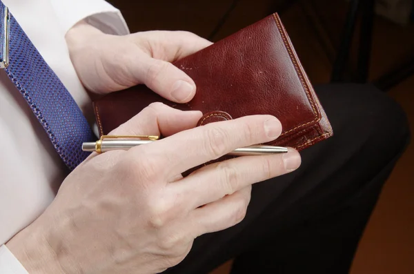 Uomo d'affari in possesso di portafoglio in pelle — Foto Stock
