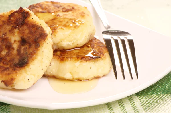 Deliciosos panqueques caseros de queso con miel —  Fotos de Stock