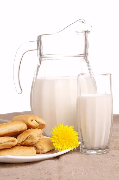 Jarra de leche y pastelería —  Fotos de Stock