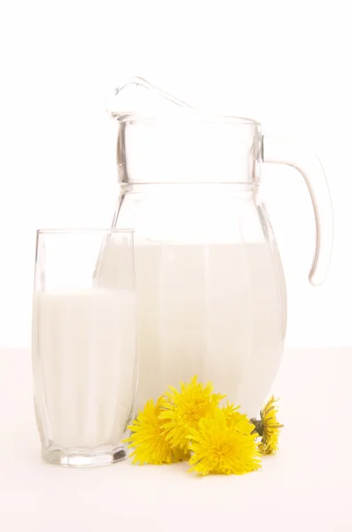 Milchkanne und Glas — Stockfoto