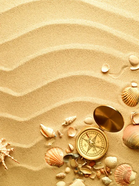 Beach sand bakgrund och antika kompass — Stockfoto