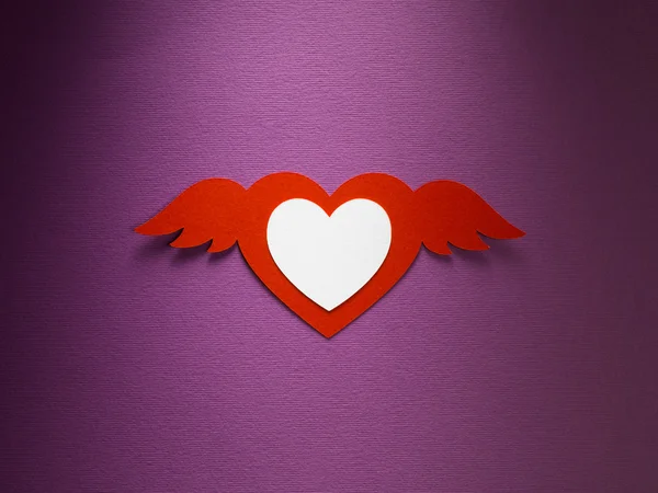 Walentynki serce ze skrzydłami anioła wykonana z papieru na fioletowe tło — Zdjęcie stockowe